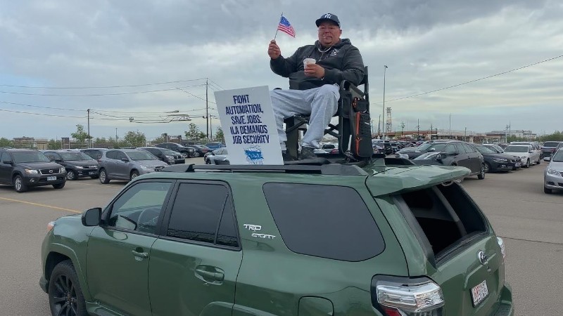 Longshore union members are on strike at the Port Newark/Elizabeth-Port Authority Marine Terminal in Elizabeth, NJ. Dockworkers at ports from Maine to Texas began walking picket lines early Tuesday in - Digital concept art for illustrative purpose, tags: havenarbeiders en 36 - Monok