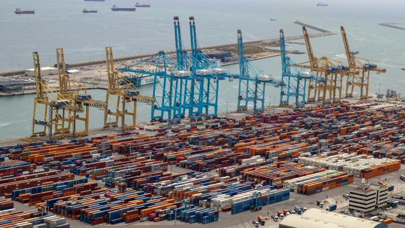 A bustling port with shipping containers and cranes, showcasing global trade., tags: havenarbeiders de oost- en golfkust het werk - pexel