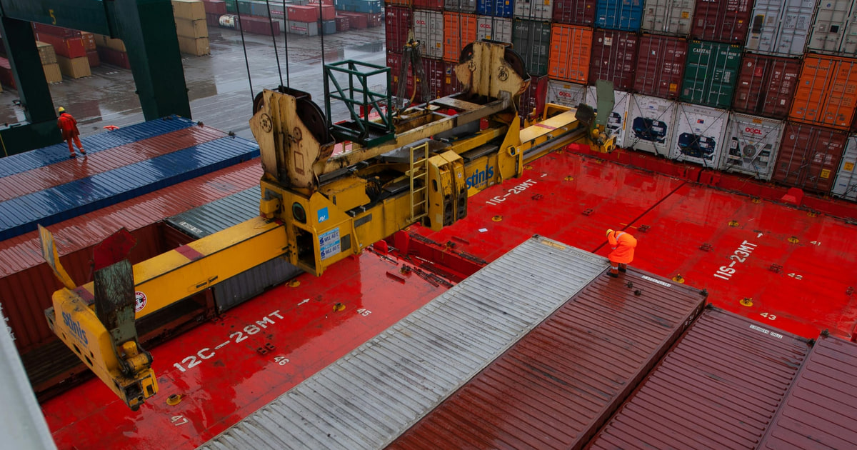 Het verborgen ritme van de haven: Een blik op het leven van de havenarbeider